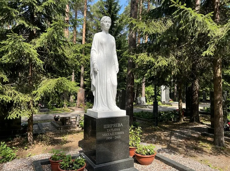 Ростовая женская фигура с портретным сходством на мемориале в Омске