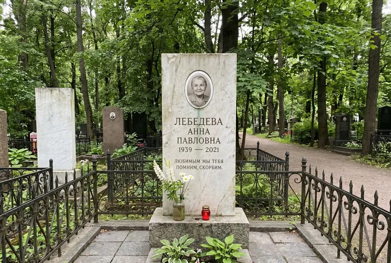 Уборка могилы до и после осенью — городское кладбище в Омске