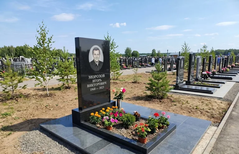 Уборка могилы со скамьёй до и после в Омске