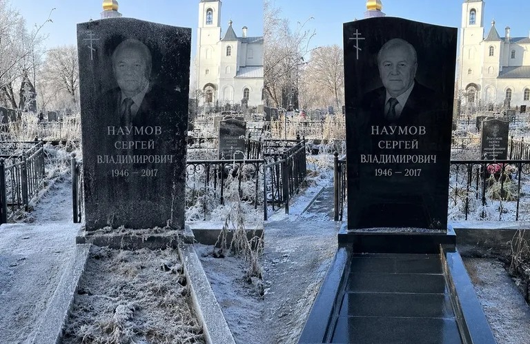 Диптих №18: могила с деревянным крестом и низкой оградкой — выполота трава в Омске