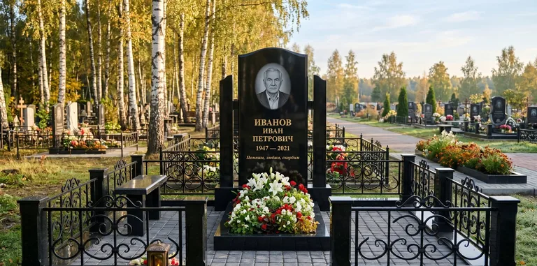 Мемориальный комплекс с цветником и оградой в Омске