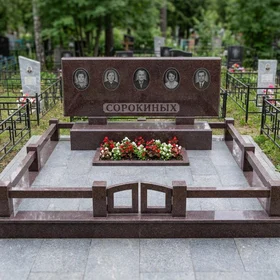 Семейный памятник из красного гранита на пять человек (вариант 2)