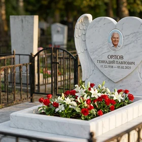 Мемориал с крыльями ангела из белого мрамора