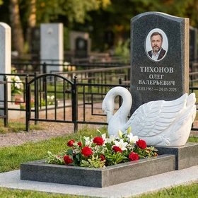 Мемориал с лебедем из белого мрамора