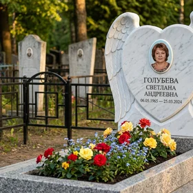 Памятник с крылом ангела из белого мрамора