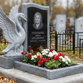 Памятник с лебедем и распростертыми крыльями из мансуровского гранита