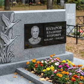 Памятник с клином журавлей из мансуровского гранита с черной вставкой