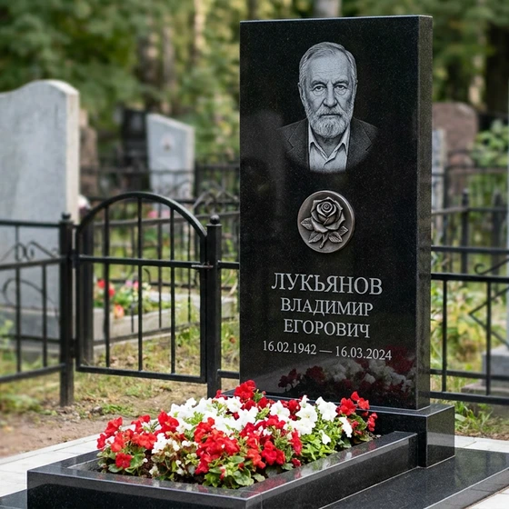 Памятник с розой из чёрного габбро-диабаза с портретом