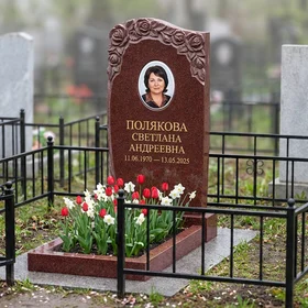 Памятник с гирляндой роз из лезниковского гранита с портретом