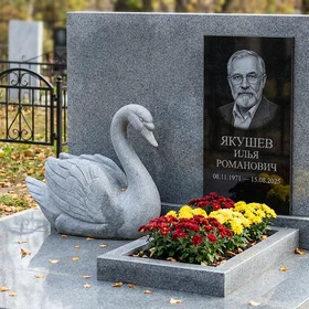 Памятник с лебедем из мансуровского гранита с портретом