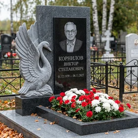 Памятник с лебедем из мансуровского гранита с распахнутыми крыльями