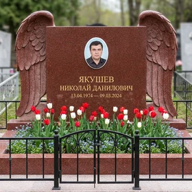 Памятник с крылом ангела и портретом из красного лезниковского гранита