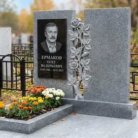 Памятник с розой из серого гранита Мансуровский с портретом