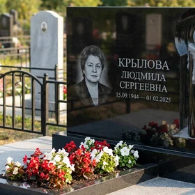 Памятник с пламенем свечи из габбро-диабаза с портретом