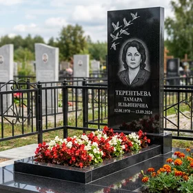 памятник с журавлями из черного габбро-диабаза с портретом