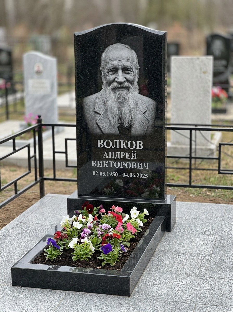 Портрет на памятнике в Омске — Старый снимок восстановили, портрет по грудь — гравировка